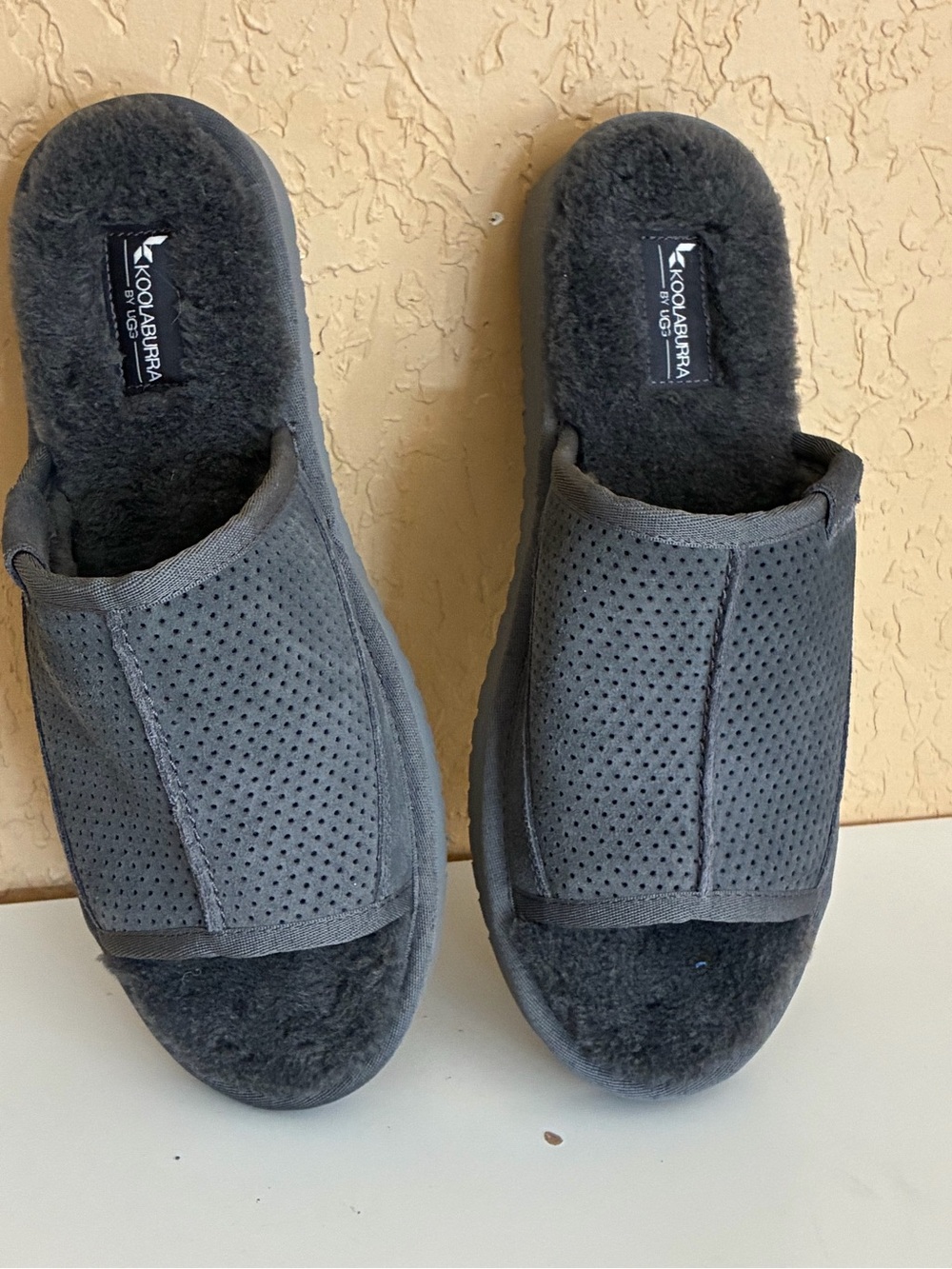 Koolaburra by UGG Men's Dawsen Slipper, Size 10 Men, 12 Women Charcoal NWOT/BOX